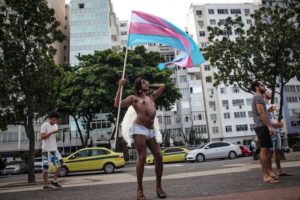 Mídia Ninja. Manifestante com bandeira do movimento trans na Marcha das Vadias realizada em novembro de 2015 no Rio de Janeiro